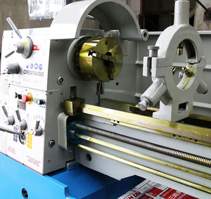 Torno Horizontal Semiautomático de Precisión Industrial, de Uso Medio, Manual, en Estado Nuevo - Product Image 4