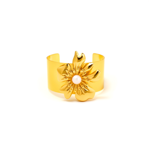Brazalete de Moda en Acero Inoxidable 316L con Baño de Oro PVD y Diseño de Flor de Perla - Product Image 2