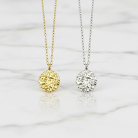 Collier minimaliste contemporain avec pendentif disque martelé, surface métallique concave-convexe, chaîne fine, bijou pour le quotidien
