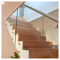 Rampe d'escalier droite Prima avec verre dépoli translucide pour la protection de l'intimité et la diffusion de la lumière pour escaliers de maisons modernes