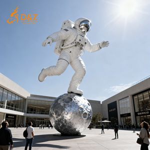 D & Z Art Group Escultura de astronauta de metal grande en la Luna Estatua de astronauta al aire libre personalizada de tamaño real para exhibiciones de Ciencia - Product Image 3