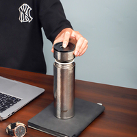420ML séparent facilement le thé et les feuilles d'eau bloquent efficacement la bouteille thermique en titane de thé pour les cadeaux d'affaires avec infuseur à thé