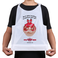 Bavoirs en plastique PE de haute qualité Oem couleur personnalisée Logo promotionnel pour adultes pas cher fabricant de tablier de bavoir de homard de fruits de mer pour manger
