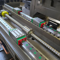 Machine-outil CNC verticale VMC855 4 axes BT40 pour le traitement de moules de pièces automobiles, prête pour la fabrication métallique sur mesure