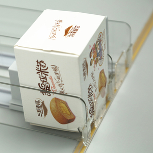 Organisateur de boissons Étagère de refroidissement Glide Gravity Roller Feed Bottle Drink Can Beverage Pusher Fridge Divider Shelf Pusher - Product Image 5