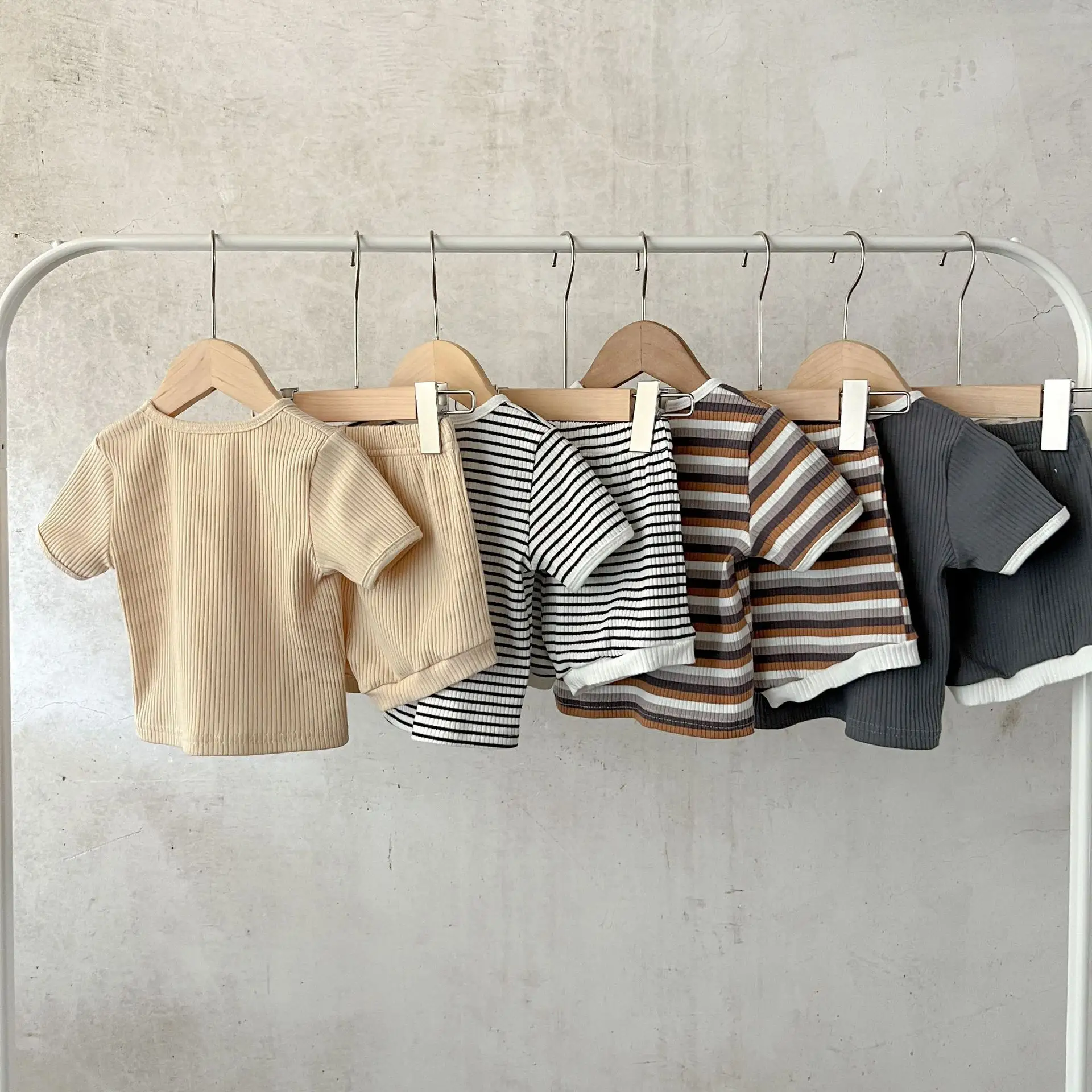 女の子と男の子のための新生児キッズ服2個サマーカジュアルユニセックスストライプ半袖Tシャツショーツ幼児スーツ