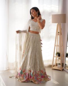 Lehenga Choli de mariée en georgette blanche moderne de haute qualité avec broderie pour les cérémonies de fiançailles et les réceptions, export en gros - Product Image 1