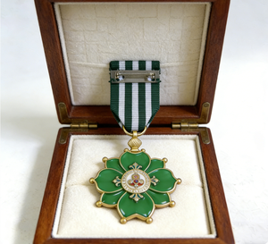 Broche médaille florale royale vintage personnalisée, badge en émail vert avec ruban rayé vert et blanc, médaille de collection plaquée or - Product Image 2