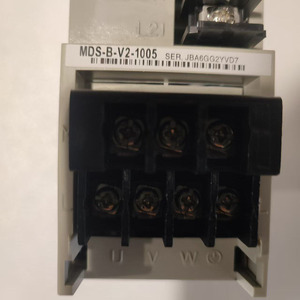 Module de contrôle industriel MDS-B-V2-1005 avec plusieurs connecteurs et borniers pour utilisation en équipement MDS-B-V2-1005 DCS Axis Dr - Product Image 4