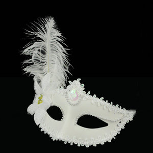 Masque de Noël en plumes d'autruche et gaze vénitienne blanche pour Halloween - Product Image 5