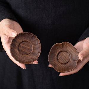 Sous-verre en forme de pétale en noyer noir de style japonais, base en bois massif pour tasse à thé, tapis résistant à la chaleur pour plateaux de service de cérémonie du thé - Product Image 1