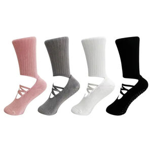 Chaussettes antidérapantes à logo personnalisé, prix usine, pour femme, idéales pour le barre, le yoga et le pilates. - Product Image 2