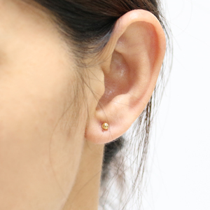 Orecchini a perno minimalisti a sfera piccola in acciaio inossidabile placcato oro 14k per piercing alla cartilagine, gioielli da donna alla moda - Product Image 5