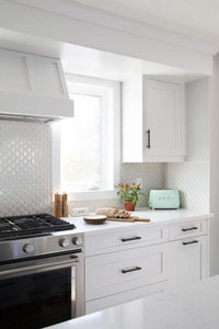 Mueble de Cocina Contemporáneo CANA Hecho a Medida, Precio de Fábrica, Despensa Modular Blanco Crema con Campana Extractora de Listones Personalizada - Product Image 3