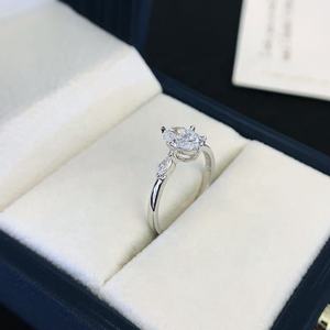 IGI Lab Grown 1ctsオーバル3 EXカットVVS VSラボダイヤモンドエンゲージメントリングクラシック3ストーンサイドブライダル用 - Product Image 3