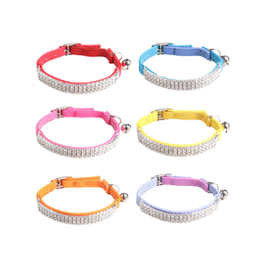 Collar <span class=keywords><strong>de</strong></span> Gato con Plumas y Cristales con Estampado <span class=keywords><strong>de</strong></span> Joyas, Collar <span class=keywords><strong>de</strong></span> Perro <span class=keywords><strong>de</strong></span> Cuero PU <span class=keywords><strong>de</strong></span> Lujo con Campana - Product Image 1