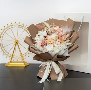 Vente en gros de cadeaux pour la Saint-Valentin, nouveaux designs de bouquets de fleurs de roses séchées et préservées faits à la main avec boîte cadeau - Product Image 5