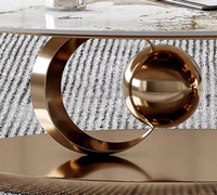 Table basse ovale exquise pour la maison, base en forme de boule dorée, design unique, table à thé, table d'appoint pour la maison, l'hôtel, la villa, le salon