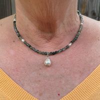 Collier ras du cou en pierres naturelles à facettes cubiques délicates, perles baroques d'eau douce en forme de goutte, fermoir à bascule, bijoux de production rapide