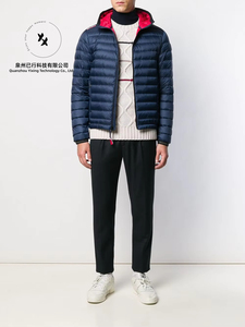 Veste à capuche rembourrée en polyester recyclé imperméable ultralégère pour homme OEM avec logo personnalisé - Product Image 2