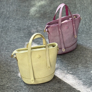 Sac à bandoulière en cuir de vachette véritable tanné végétal, design personnalisé, nouvelle collection 2026, sac seau décontracté et tendance pour femme - Product Image 1