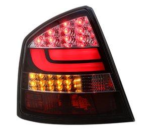 Skoda Octavia LED-Rückleuchte 2009-2014 Schwarzes Gehäuse Weiß/Gelbes Licht 12V - Product Image 1