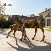 Sculpture en bronze de jument et de cheval poulain de taille réelle en fonte d'usine TREVI pour la décoration de jardin extérieur