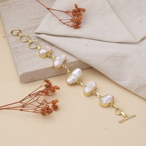 Elegante Pulsera de Perlas Hecha a Mano para Mujer, Chapada en Oro, Joyería de Perlas Blancas, Perfecta para Fiestas, Eventos y Uso Diario - Product Image 3