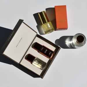 Boîte à fermeture magnétique avec logo de marque personnalisé, couleur, lamination mate, doublure en éponge pour emballage cadeau d'eau de parfum, 2 miniatures - Product Image 1