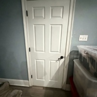 Porte intérieure simple pré-montée en bois massif blanc apprêté style moderne, porte de chambre en MDF mouluré pour projet d'appartement