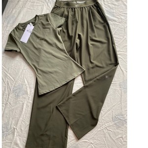 Set Yoga Estivo da Donna di Marca di Lusso Personalizzato AIL, Maniche Corte e Pantaloni a Gamba Larga, Traspirante e Confortevole - Product Image 4
