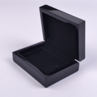 Hochglanz-Holzschmuckbox mit Samtfutter, Individuellem Logo und Scharnierdeckel für Halsketten- und Armbandaufbewahrung sowie Hochwertige Schmuck-Geschenkverpackung