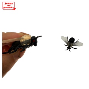 Día de Los inocentes novedad Killer Bee insectos juguete negro plástico broma EN71 y BSCI certificado - Product Image 2