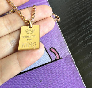 Collier rectangulaire personnalisé en acier inoxydable avec <span class=keywords><strong>citation</strong></span>, mantra, message ou verset biblique, fille du roi, 18 carats - Product Image 4
