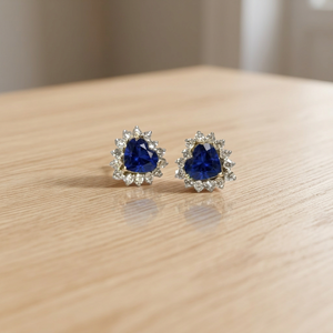 Boucles d'oreilles de luxe en forme de cœur avec saphir bleu et diamants de laboratoire pour femmes, pour mariage, en or 14 carats, bijoux fins. - Product Image 1