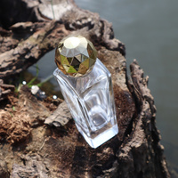 Flacon de parfum rond en verre blanc cristallin vide de 50 ml Qicheng Cosmetics, rechargeable avec pulvérisateur à pompe, diffuseur à bâtonnets, surface personnalisable