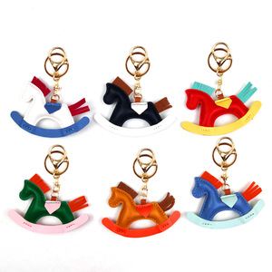 Nouveautés : Porte-clés pendentif <span class=keywords><strong>cheval</strong></span> <span class=keywords><strong>à</strong></span> <span class=keywords><strong>bascule</strong></span> <span class=keywords><strong>en</strong></span> cuir PU fait main, motif dessin animé mignon - Product Image 1