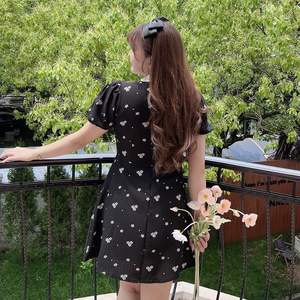 รันฉี N8378 ชุดเดรสสีดำลายดอกไม้แต่งลูกไม้ ปกปีเตอร์แพน แขนสั้น กระโปรงยาวระดับกลาง ระบายอากาศได้ดี สวมใส่สบายในชีวิตประจำวัน - Product Image 2