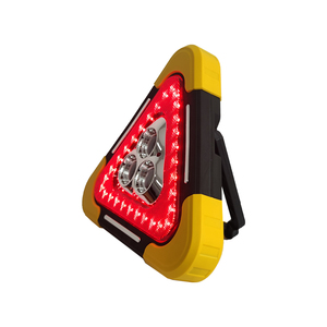 Kit di Emergenza Portatile Tre-in-Uno 2024 per Guasti Auto, Segnale di Avvertimento Triangolare con Illuminazione LED e Porta di Ricarica USB - Product Image 4