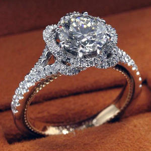 Anello di Fidanzamento F899 per Donna in Oro Bianco con Diamante Taglio Brillante Rotondo Colore D Naturale Design Halo - Product Image 3