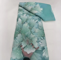Nouveau tissu en maille brodé de perles et de sequins en forme de fleurs 3D écologique pour robes de mariée, costumes de scène et tenues pour filles d'usine