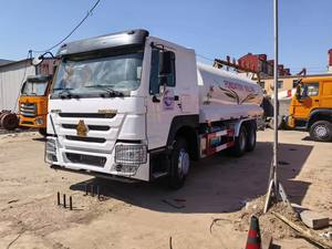 Camión resistente 4X2 de China HOWO con sistema de rociadores de 10 metros cúbicos, componente de núcleo de motor duradero de entrega rápida - Product Image 2