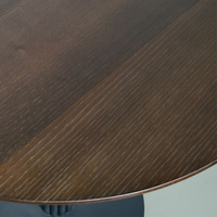 Table basse ronde en bois noir moderne pour usage commercial dans les cafés, écologique et durable