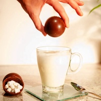 Bombes au chocolat chaud avec mini guimauves chocolat au lait doux et noir avec motif de boule cadeau de saison des vacances solide