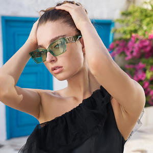 Gafas de sol cuadradas negras V819 con montura de PC, protección UV400, gafas de moda unisex con detalles de diamantes de imitación para hombres y mujeres - Product Image 2