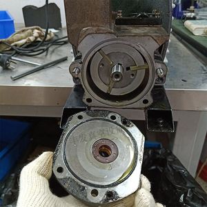 Bomba de vacío de paletas rotativas sellada con aceite Leybold D16C D30C D40C D60C, cuerpo de hierro fundido, motor eléctrico, baja presión, para reparación - Product Image 1