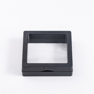 Caja cuadrada de plástico negro para embalaje de joyería de 11x11cm con tapa transparente para exhibir y almacenar collares y colgantes. - Product Image 5