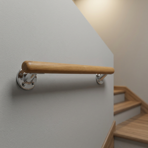 Elegante Toallero de Madera con Acabado Roble y Soportes de Acero Cepillado, Decoración de Baño Estilo Escandinavo Japandi - Product Image 1