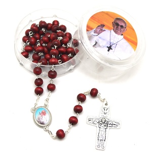Chapelet en bois <span class=keywords><strong>rouge</strong></span> parfumé à la rose avec croix du Pape, perles de 5*6 mm, image du Pape François, chapelet avec boîte du Pape, design pour anniversaire - Product Image 1