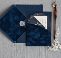 Invitación de Boda Arqueada de Acrílico Transparente Azul Marino de Lujo, Texto Blanco, Sobre de Terciopelo, Impresión Personalizada Moderna